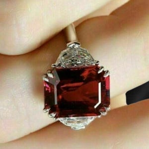 Anillo de compromiso con granate de talla esmeralda, chapado en oro amarillo de 14 quilates, piedra natal de enero, anillo de tres piedras con granate esmeralda, anillo de bodas, regalo para ella.