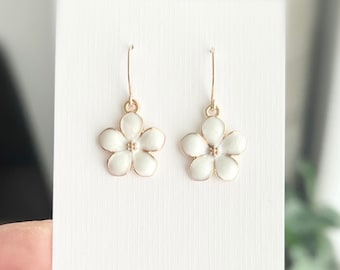 White Flower earrings - Flower drop earrings, Flower dangle earrings, White and gold earrings, Great bride and bridesmaid gifts for wedding