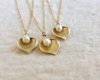 Calla Lily necklace - Small pearl necklace, Dainty gold necklace, Gold flower necklace