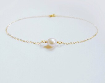 The Sole Pearl bracelet - Organic freshwater pearl on a dainty 14k Gold Filled rolo chain