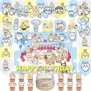 Op de afbeelding: Een feestelijke verjaardagsscène met een banner met de tekst "HAPPY BIRTHDAY". De scène bevat ballonnen, een taart, cupcakes en diverse cartoon-dierdecoraties. Het kleurenschema is voornamelijk pastelgeel, blauw en wit.