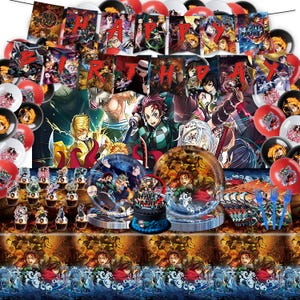 Op de afbeelding: Een kleurrijke feestdecoratieset met anime-personages. De set bevat een banner met "HAPPY BIRTHDAY", borden, ballonnen, cupcakes en een taart. Het kleurenschema is overwegend rood, zwart en blauw.