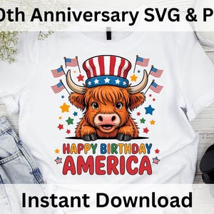Könnte beinhalten: Weißes T-Shirt mit einer Cartoon-Highland-Kuh, die einen patriotischen Hut trägt und von amerikanischen Flaggen und Sternen umgeben ist. Der Text "HAPPY BIRTHDAY AMERICA" steht darunter. Das Shirt hat auch den Text "250th Anniversary SVG & PNG" und "Instant Download".