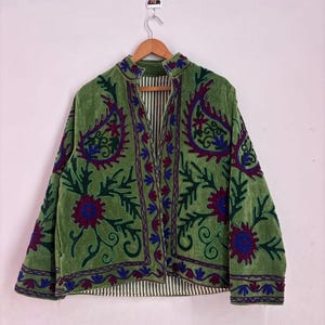 Damgrön sammetsjacka med Suzani-broderi – Handsydd Kantha Boho-kappa