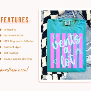 Puede incluir: Camiseta turquesa con la frase "vents a lot" en escritura azul claro y rayas verticales rosas. La camiseta tiene un ajuste relajado, tejido preencogido y est&aacute; hecha de 100% algod&oacute;n estadounidense hilado en anillo. La camiseta est&aacute; te&ntilde;ida en prenda, lavada suavemente y tiene costuras dobles.