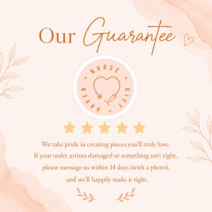 以下が含まれることがあります： 「Our Guarantee」という文字と、心臓の形をした聴診器と「NURSE HAVEN GIFT」という言葉が書かれた円形のロゴが入った淡いピーチ色のグラフィック。その下には5つの黄色い星と、破損時の14日間の対応方針を説明するテキストが記載されています。