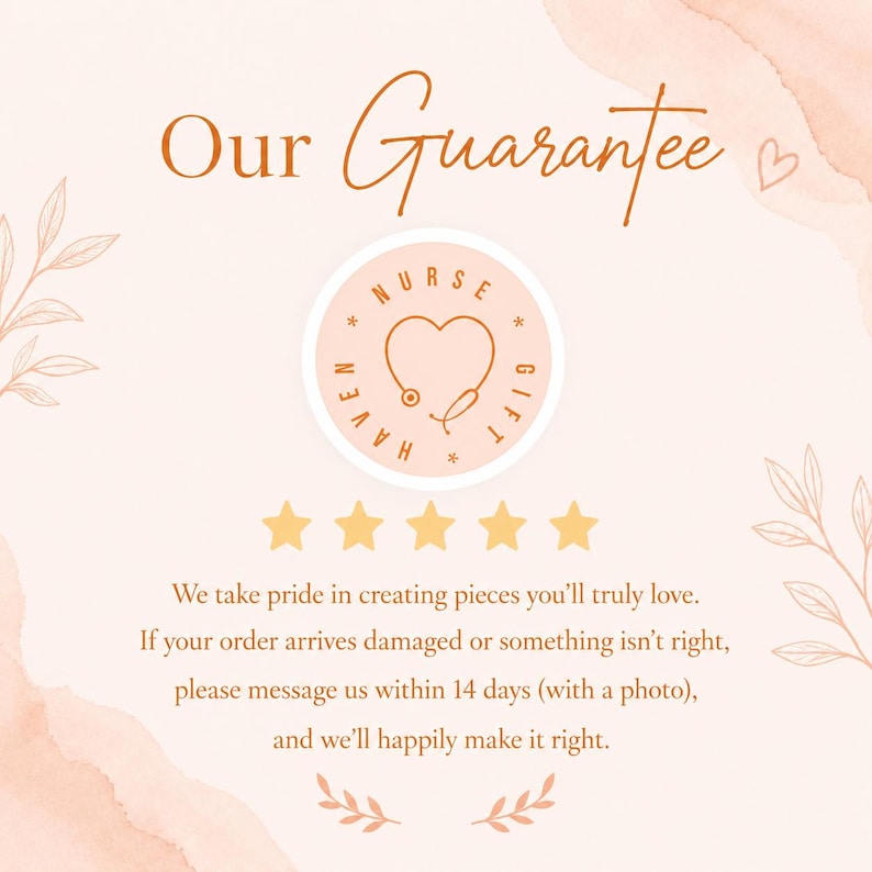 以下が含まれることがあります： 「Our Guarantee」という文字と、心臓の形をした聴診器と「NURSE HAVEN GIFT」という言葉が書かれた円形のロゴが入った淡いピーチ色のグラフィック。その下には5つの黄色い星と、破損時の14日間の対応方針を説明するテキストが記載されています。