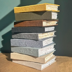 Diario fatto a mano in carta riciclata con copertina in lino; diario di scarto o album di ritagli