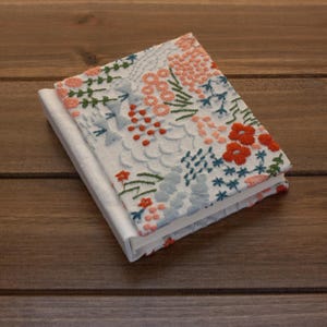 Cuaderno bordado a mano, tamaño A6, colorido.