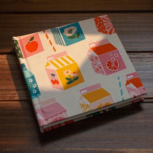 Cuaderno cuadrado en blanco hecho con cartón de zumo hecho a mano