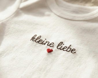 Body per neonato in cotone organico ricamato / Kleine Liebe, regalo personalizzato
