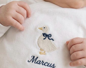 Gepersonaliseerde gans geborduurde babyromper van biologisch katoen, outfit met aangepaste naam
