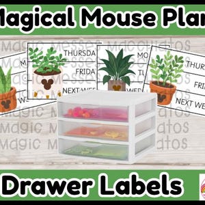 Puede incluir: Una unidad de almacenamiento de plástico blanco de tres cajones colocada frente a cuatro etiquetas rectangulares con ilustraciones de plantas en macetas y el texto Magical Mouse Plant y Drawer Labels con días de la semana.