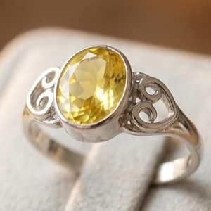 Anillo de piedra preciosa esfena ovalada: banda de plata esterlina, elegante joyería amarilla