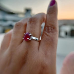Bague en argent sterling rubis ovale fabriquée à la main, pierre de naissance élégance de juillet