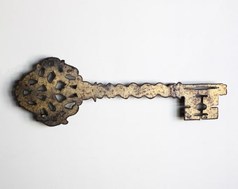 ржавый замок. старинный ржавый ключ. старинный ключ. ржавый ключ. сломанный инструмент.