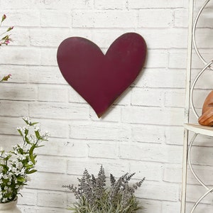 Puede incluir: Un letrero de madera hecho a mano con la palabra "Welcome" en una fuente juguetona. El letrero presenta un fondo blanco desgastado y un borde marr&oacute;n oscuro, ideal para una puerta principal. El letrero mide aproximadamente 30 cm de ancho y 15 cm de alto.