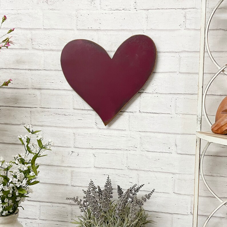 Puede incluir: Un letrero de madera hecho a mano con la palabra "Welcome" en una fuente juguetona. El letrero presenta un fondo blanco desgastado y un borde marr&oacute;n oscuro, ideal para una puerta principal. El letrero mide aproximadamente 30 cm de ancho y 15 cm de alto.