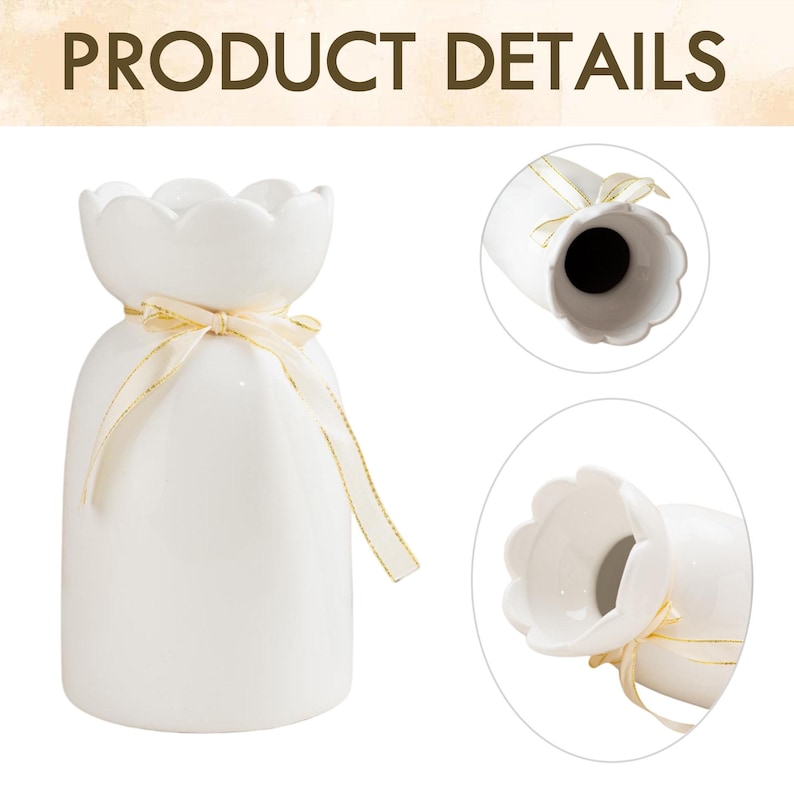 K&ouml;nnte beinhalten: Eine wei&szlig;e Keramikvase mit einem wellenf&ouml;rmigen oberen Rand und einem cremefarbenen Band um den Hals gebunden. Die Vase hat eine glatte, gl&auml;nzende Oberfl&auml;che. Der Text "PRODUCT DETAILS" ist oben im Bild zu sehen.