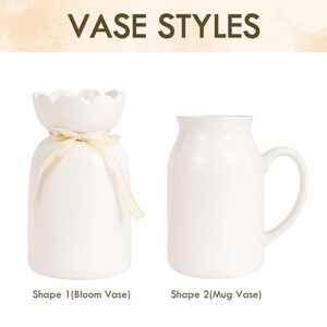 K&ouml;nnte beinhalten: Zwei wei&szlig;e Keramikvasen werden gezeigt. Die erste, mit der Bezeichnung "Shape 1 (Bloom Vase)", hat eine bl&uuml;tenf&ouml;rmige Oberseite und ein Band. Die zweite, mit der Bezeichnung "Shape 2 (Mug Vase)", hat die Form einer einfachen Tasse. Der Text "VASE STYLES" steht oben.
