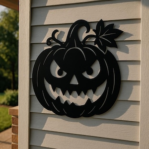 Peut inclure: Décoration de citrouille en métal noir avec un visage sculpté, une tige et une feuille. La décoration sur le thème d'Halloween est montée sur un mur de couleur claire. La citrouille a un sourire menaçant et convient à l'intérieur ou à l'extérieur.