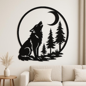 Puede incluir: Arte mural de metal negro que representa la silueta de un lobo aullando dentro de un marco circular. El diseño incluye pinos y una luna creciente, creando una escena con temática de la naturaleza. La obra está montada en una pared de color neutro.