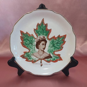 Vintage 1959 Queen Elizabeth II Canada Souvenir Plate – 22K Gold Trim – Patriotic Collector’s Piece