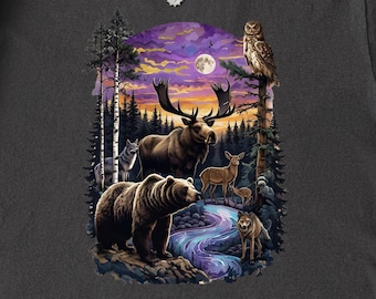 Maglietta Wildlife Wonderland, design con alce, orso, lupo e cervo su comoda maglietta vintage, vibrazioni naturali.