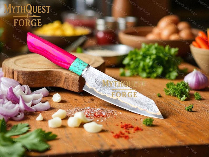 Pode incluir: Uma faca de chef de a&ccedil;o Damasco com uma pega rosa vibrante e turquesa repousa sobre uma t&aacute;bua de corte de madeira. A l&acirc;mina apresenta um padr&atilde;o intrincado. A cena inclui vegetais picados e o texto "MythQuest Forge".