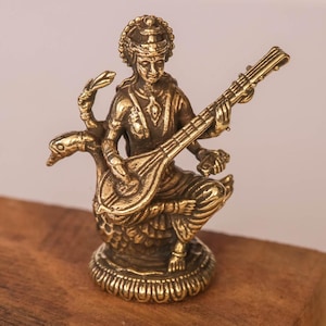Ministaty i mässing, Saraswati – 3,8 cm hinduisk gudinna för puja