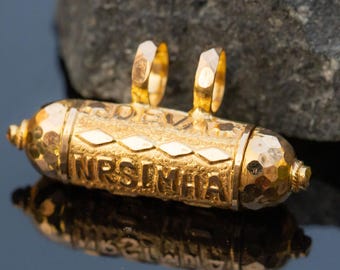 Nrisimhadev Kavacha em ouro 18K: pingente Hare Krishna feito à mão