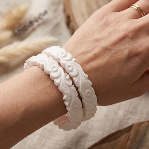 Ręcznie rzeźbiona bransoletka z muszli, biała biżuteria ślubna w stylu boho (rozmiar 2,4)