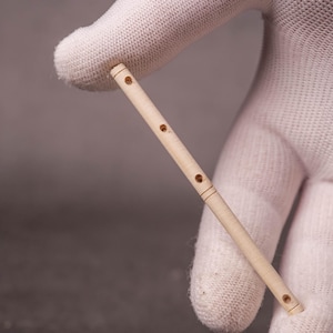 Puede incluir: Una taza de cerámica blanca con un asa negra y el texto "But First, Coffee" en negro, con una fuente de estilo manuscrito. La taza está sobre una superficie blanca.