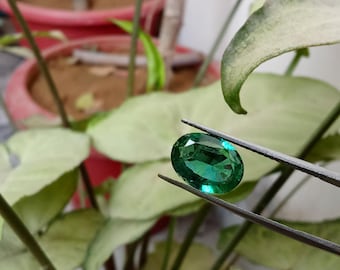 Esmeralda colombiana AAA+ / Piedra preciosa suelta ovalada facetada de 12 × 10 mm de color verde intenso.