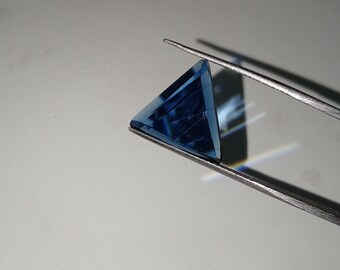 Cristal nano brillante facetado de doble cara, talla hexagonal cónica AAA+ de 15 mm, ideal para colgantes llamativos y joyería de diseño.