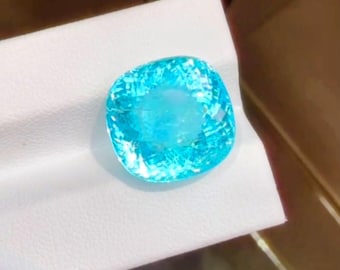 Turmalina azul eléctrico radiante facetada de 20 mm, talla cojín, cultivada en laboratorio, de calidad AAA, color azul neón Paraiba. Estética de lujo que marca la diferencia.