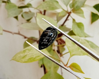 Piedra preciosa de ónix negro natural tallada a mano - Piedra suelta con forma de pera tallada con estilo - Cabujón negro texturizado para joyería