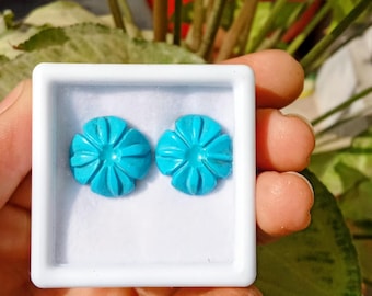 Par de flores turquesas talladas a mano / Pendientes con piedra natal de diciembre