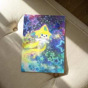 Peut inclure: Illustration colorée d'un personnage de dessin animé avec un chapeau jaune et une queue flottante, sur fond étoilé et galactique. L'œuvre présente des étoiles bleues, vertes et jaunes.