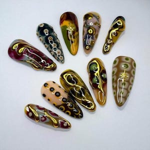 Abstrakte Kunst Press On Nails - Handgefertigte Retro Gold Swirl Fake Nails, glänzendes mehrfarbiges Nagelset für Statement-Look