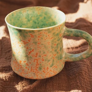 Handgefertigte Keramiktasse – gesprenkelte grüne und orange glasierte Keramiktasse – Kaffee- oder Teetasse – Einzigartiges Geschenk für Geburtstag, Weihnachten, Einweihungsfeier