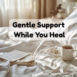 Op de afbeelding: Een serene afbeelding van een bed met witte lakens, een kopje thee en een stapel papieren. De tekst "Gentle Support While You Heal" wordt weergegeven. De scène roept een gevoel van comfort en ontspanning op, perfect voor wellness en zelfzorg.