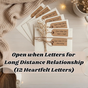 Peut inclure: Un ensemble d'enveloppes blanches avec des étiquettes attachées, liées avec de la ficelle, et une brindille de fleurs séchées. Les étiquettes indiquent "Open When" suivi de divers sentiments. Le texte en bas indique "Open when Letters for Long Distance Relationship (12 Heartfelt Letters)".