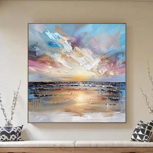 Peut inclure: Peinture abstraite d'un coucher de soleil sur la mer, avec des tons de bleu, rose et jaune. L'œuvre est accrochée au-dessus d'un banc en bois avec des coussins et des oreillers décoratifs. La pièce a un sol en bois et une palette de couleurs neutres.