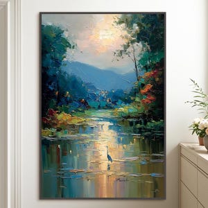 Puede incluir: Gran pintura al óleo enmarcada de un paisaje sereno. La obra representa una masa de agua con una garza, rodeada de exuberante vegetación y montañas al fondo. La paleta de colores incluye azules, verdes y amarillos, creando una escena tranquila.