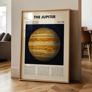 Puede incluir: Un póster enmarcado que presenta una ilustración de Júpiter, mostrando sus bandas arremolinadas de color naranja, amarillo y blanco sobre un fondo azul oscuro. El título "THE JUPITER" se muestra en la parte superior, con texto adicional debajo de la imagen del planeta.