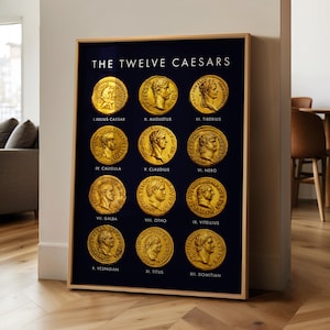 Puede incluir: Una impresión enmarcada titulada "Los Doce Césares" con doce ilustraciones de monedas de color dorado. Cada moneda muestra un perfil de un emperador romano con su nombre debajo. El fondo es azul oscuro y el marco es marrón claro.
