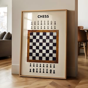 Könnte beinhalten: Gerahmtes Kunstwerk mit Schachmotiv. Das Bild zeigt ein Schachbrett mit schwarzen und weißen Feldern und Schachfiguren. Das Wort "CHESS" ist oben aufgedruckt. Das Kunstwerk wird in einem Raum mit Parkettboden ausgestellt.