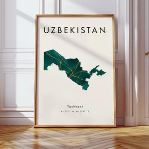 Pu&ograve; includere: Una stampa artistica incorniciata con la parola "UZBEKISTAN" in alto. Presenta una mappa verde acqua dell'Uzbekistan con venature dorate. La citt&agrave; di Tashkent e le sue coordinate sono stampate sotto.