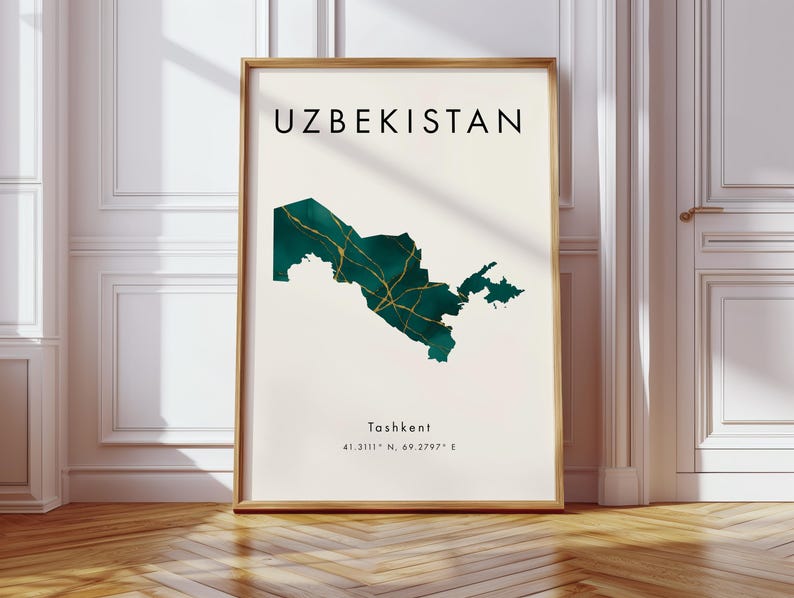 Pu&ograve; includere: Una stampa artistica incorniciata con la parola "UZBEKISTAN" in alto. Presenta una mappa verde acqua dell'Uzbekistan con venature dorate. La citt&agrave; di Tashkent e le sue coordinate sono stampate sotto.